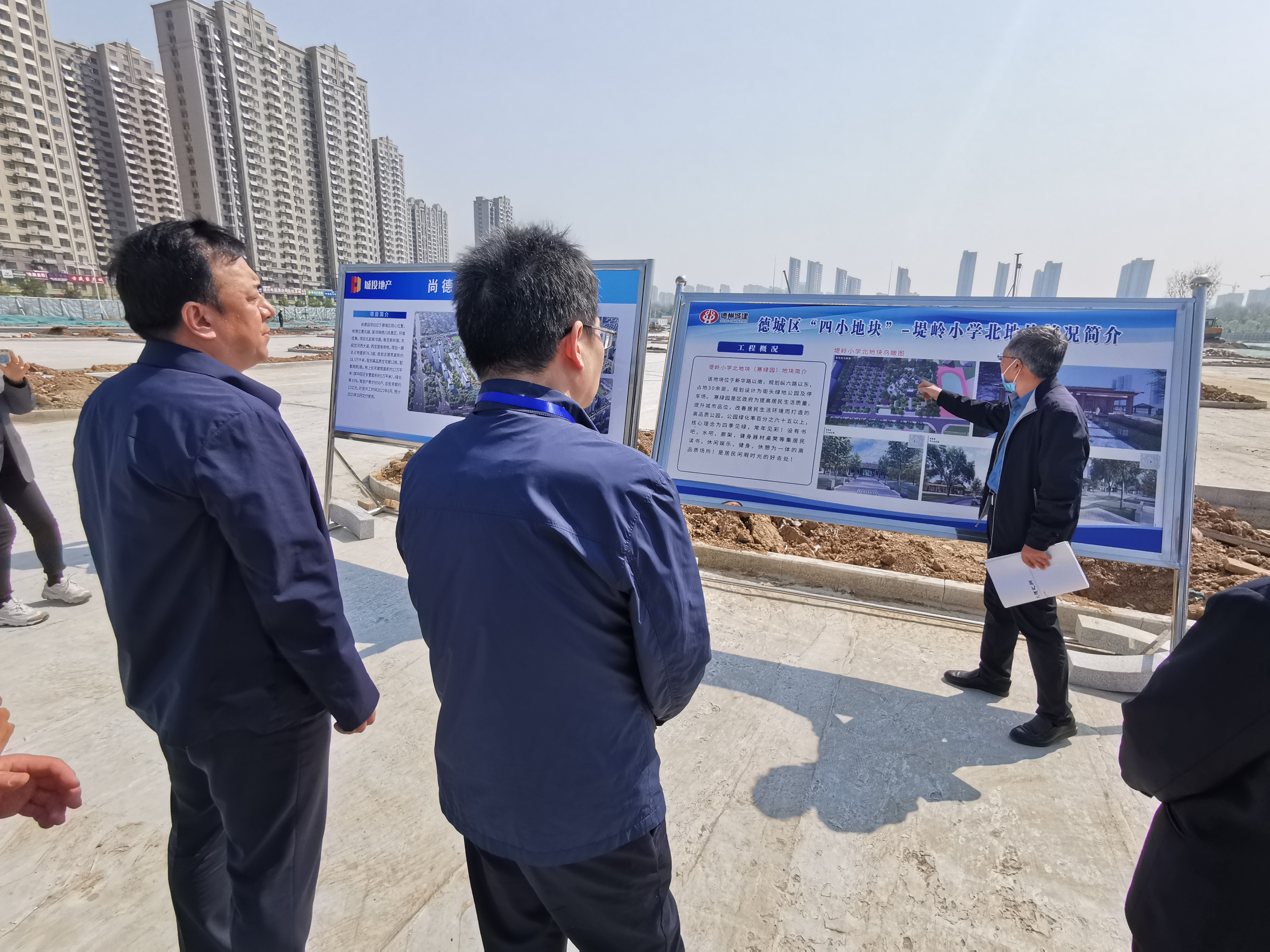 區人大常委會副主任張建棟一行到堤嶺片區進行“城市更新”項目調研